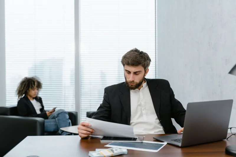 Staying the Course: How a Community Bank Partnership Helps You Outlast Market Downturns